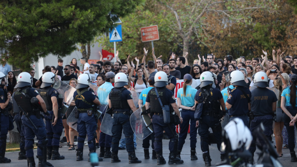 Διαμαρτυρία στην καμένη Πεντέλη με ισχυρή αστυνομική παρουσία